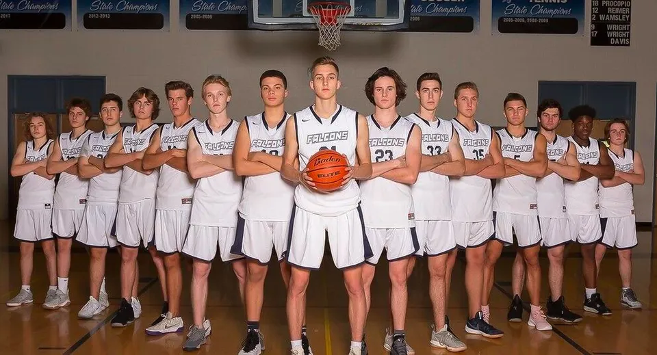 Un gruppo di studentesse del Cave Creek Unified School District è insieme sul campo da basket con il canestro sullo sfondo.