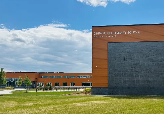 El moderno edificio escolar de Ohpaho Secondary School está rodeado por una zona verde bien cuidada.