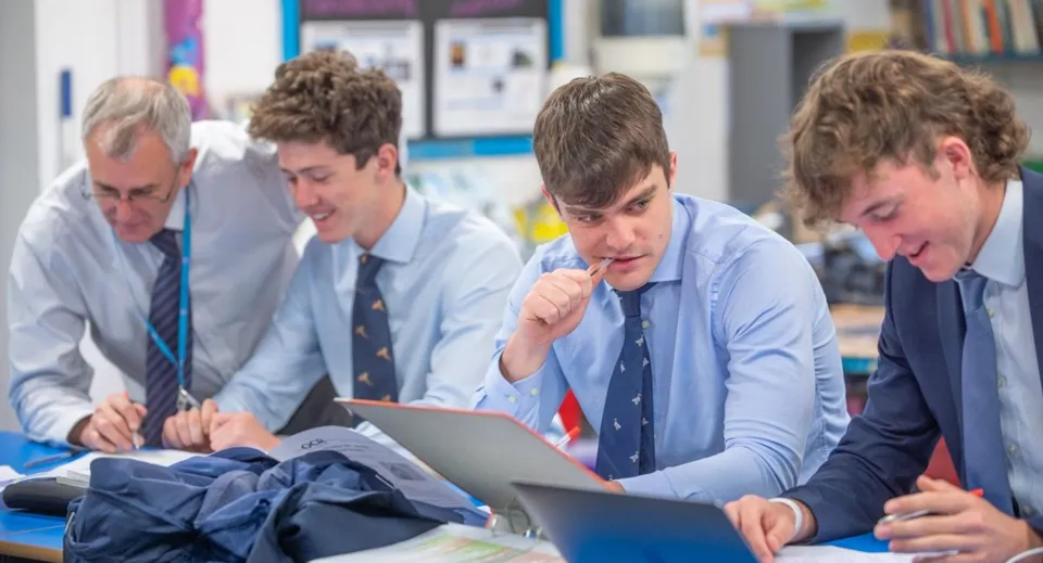 Un gruppo di studenti della Stephen Perse Foundation lavora insieme a un laptop in uno spazio didattico.