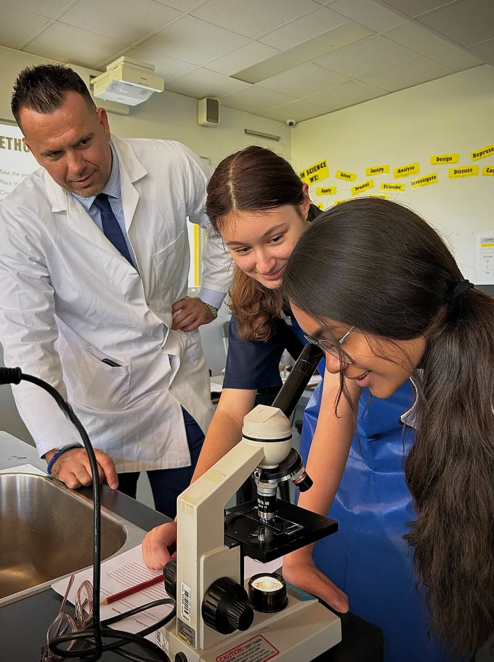 Un medico e una paziente guardano insieme qualcosa sullo schermo del computer nel campus della Valley View Secondary.