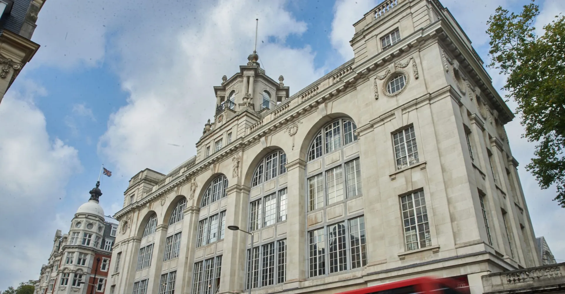 L'edificio principale del campus dell'Ashbourne College, con torre dell'orologio e finestre ad arco, è circondato da alberi.