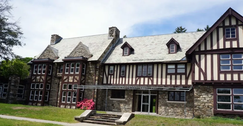 L'edificio in stile Tudor della Sparhawk School è circondato da un paesaggio verde.