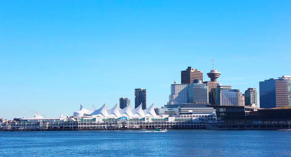 Vista del moderno skyline cittadino con l'edificio Canada Place vicino alla Port Moody Secondary School.