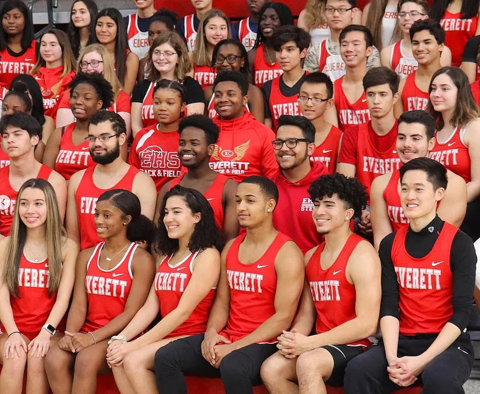 Un gruppo di studenti in uniformi rosse con la scritta Mount Everett Regional High School riunito in una folla.