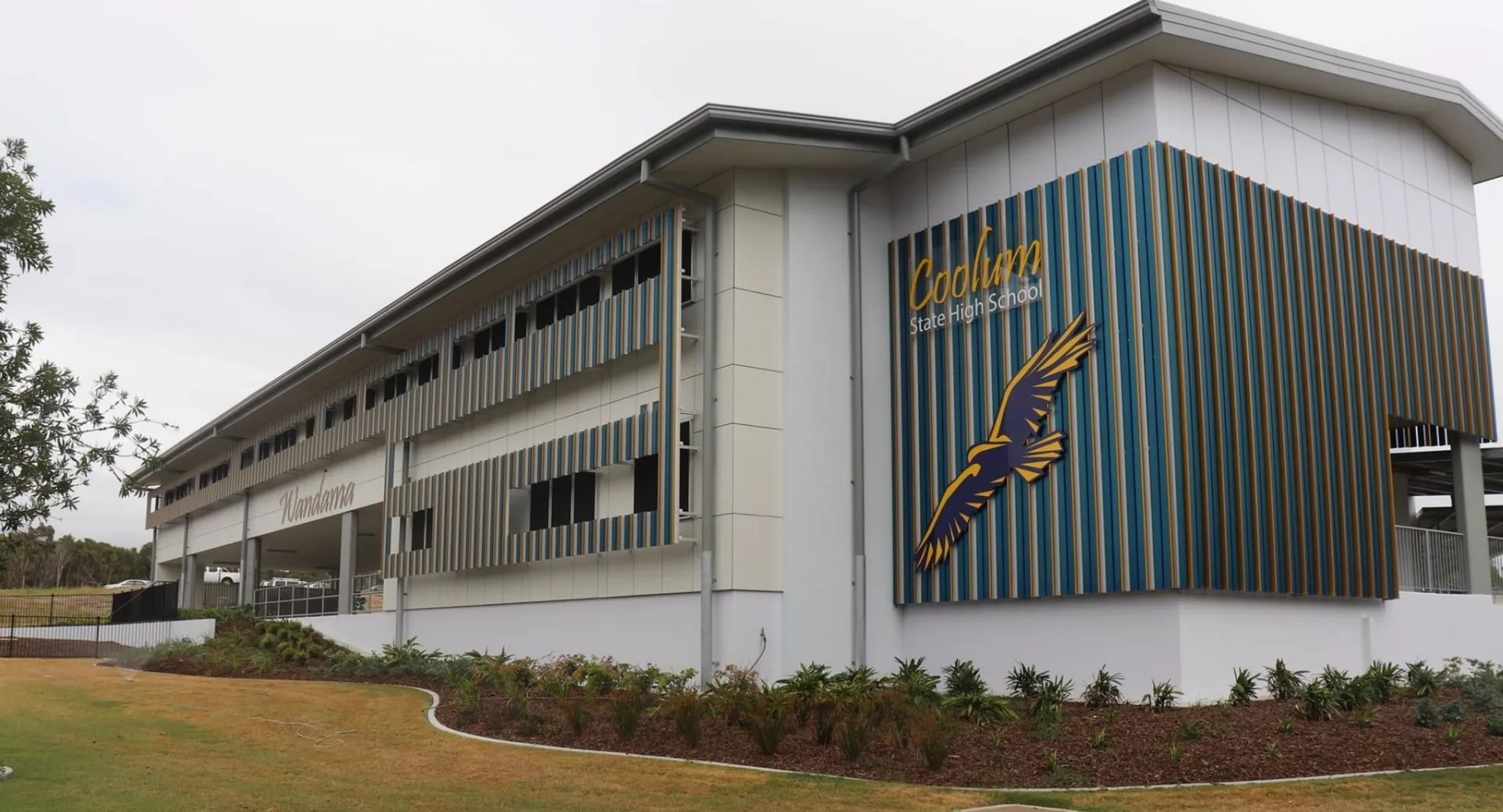 L'edificio moderno a più piani della Coolum State High School è circondato da aree verdi.