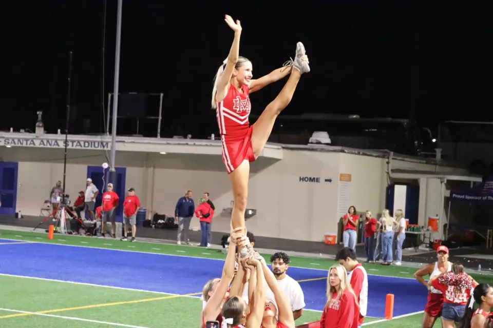 Studentessa USA esibizione cheerleading