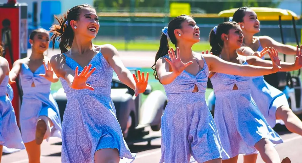 Un gruppo di giovani donne si esibisce in uno spettacolo di danza all'aperto nel campus del Walnut Valley School District.