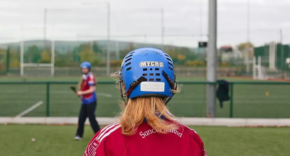 Una persona con un casco blu si trova su un campo da gioco nel campus del Sancta Maria College a Ballyroan.