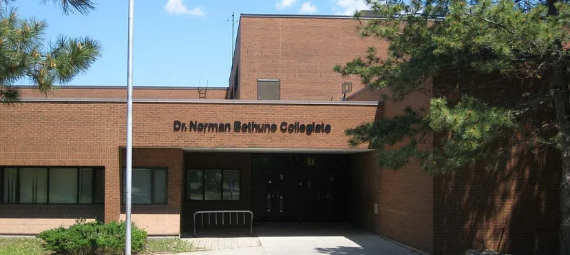 L'edificio in mattoni del Dr. Norman Bethune Collegiate Institute con alberi circostanti e cielo limpido.