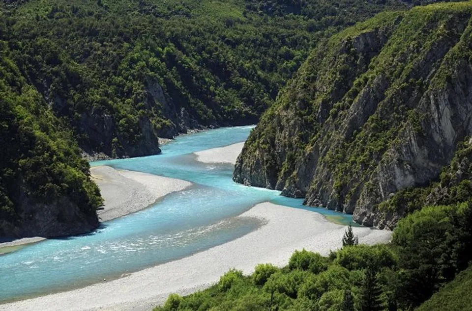 Un fiume color turchese si snoda attraverso una gola boscosa con rocce coperte di muschio vicino alla Christchurch Boys High School.