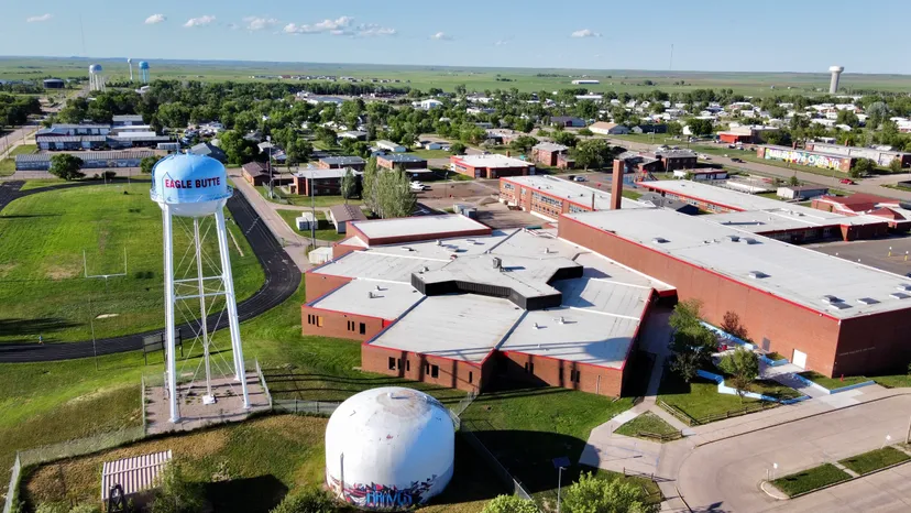 Vista aerea di una piccola città con paesaggio e torre dell'acqua vicino alla Eagle Butte High School.