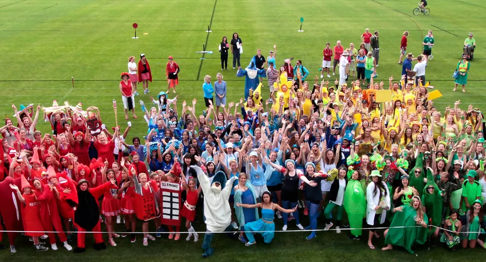 Un grande gruppo di studenti sul campo sportivo della Chilton Saint James School durante un evento.