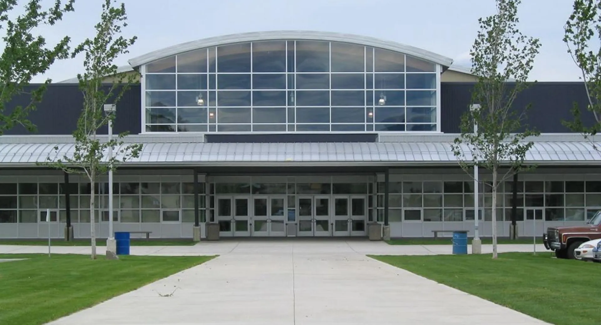 L'edificio principale della Kelowna Secondary School con una grande facciata a vetri e un viale d'ingresso.
