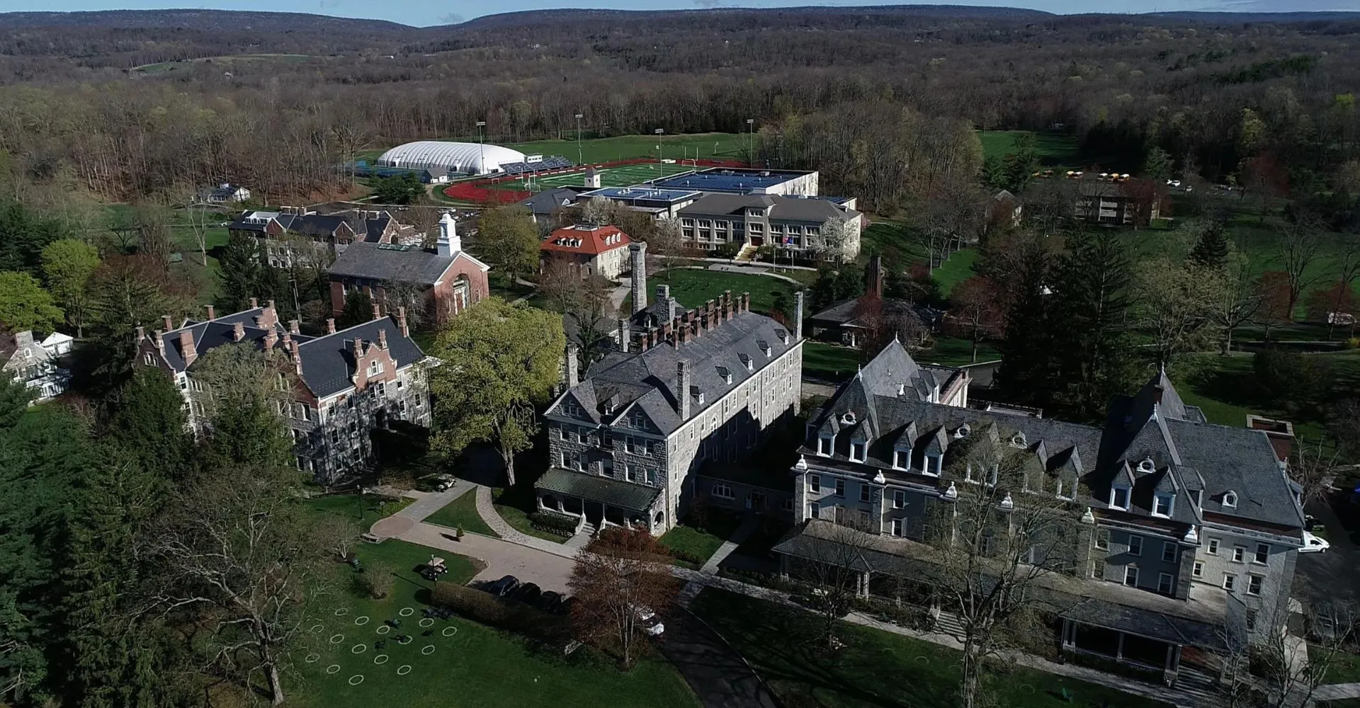 Un castello medievale circondato da boschi e colline nel campus della Blair Academy.