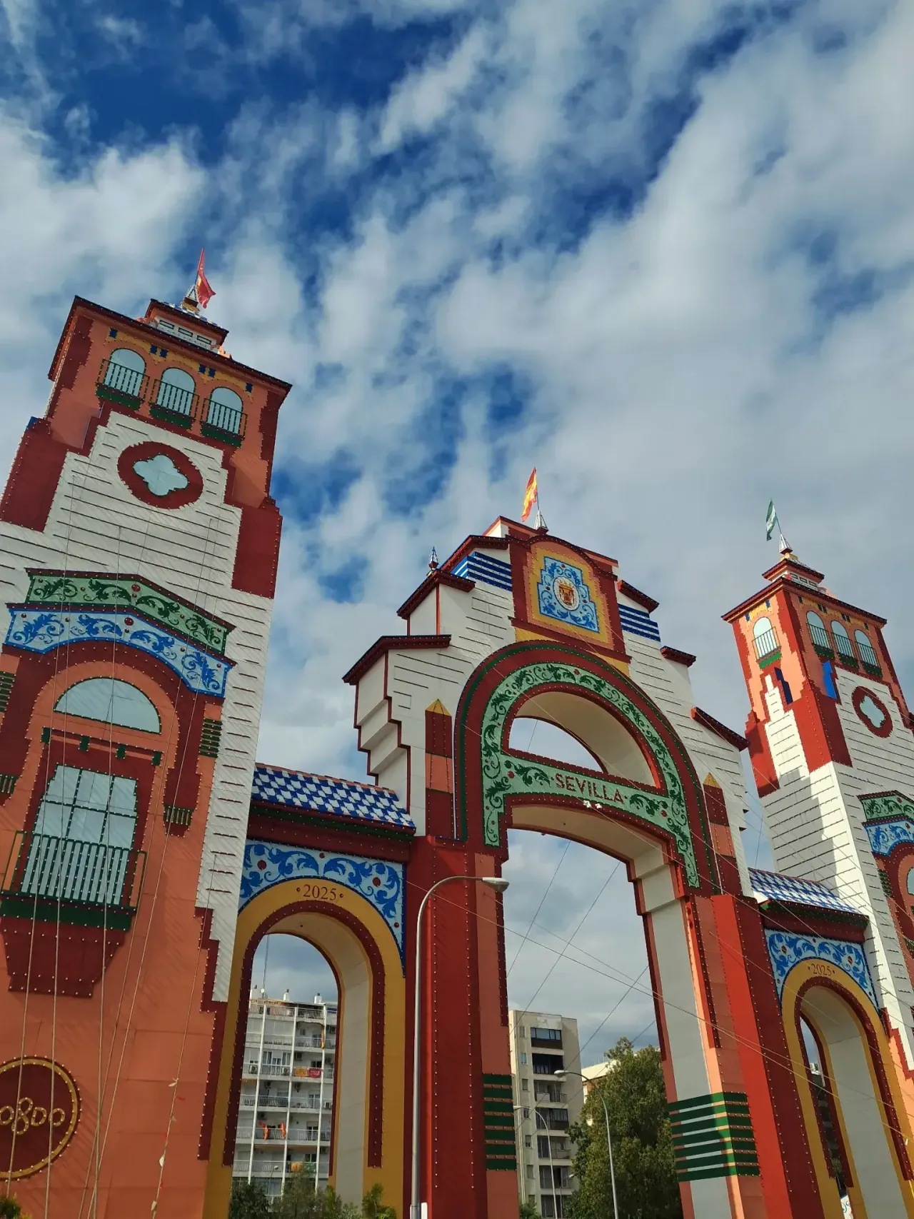 Grande portale illuminato della Feria di Siviglia contro il cielo azzurro