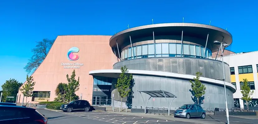 L'edificio moderno del Cheshire College South & West con un elemento circolare e il logo sulla facciata.