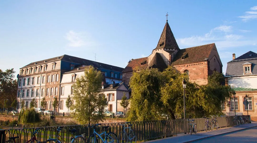 Schulgebäude neben einer Backsteinkirche