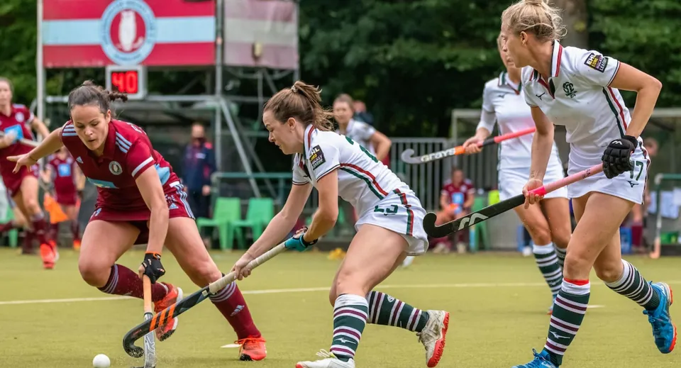 Studentesse della Prior’s Field School giocano una partita di hockey su prato sul campo sportivo della scuola.