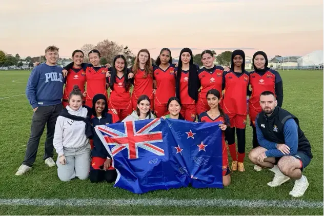 Foto de grupo en un campo de fútbol en Nueva Zelanda
