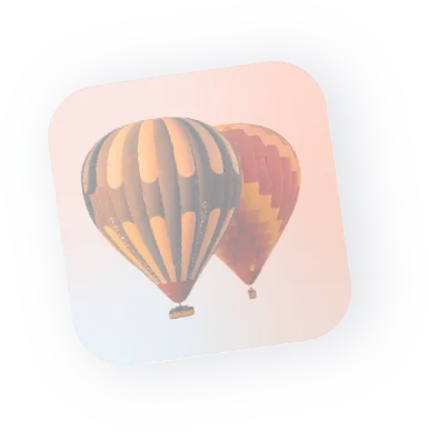 Dos globos aerostáticos volando en un cielo al amanecer