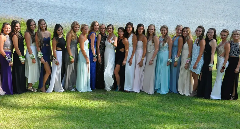 Un gruppo di studentesse della Stouffville District Secondary School si trova su un prato sotto un cielo azzurro.