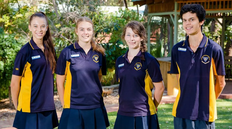 Quattro studenti del Wanneroo Secondary College sono insieme in un ambiente naturale con alberi sullo sfondo.