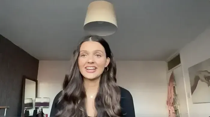 Aaliyah erzählt im Wohnzimmer ihrer Gastfamilie von ihrer Zeit im Ausland, Vorschaubild des Erfahrungsvideos