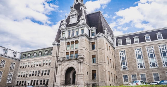 El edificio principal histórico del College Bourget con elaborada arquitectura de piedra bajo un cielo nublado en un entorno urbano.
