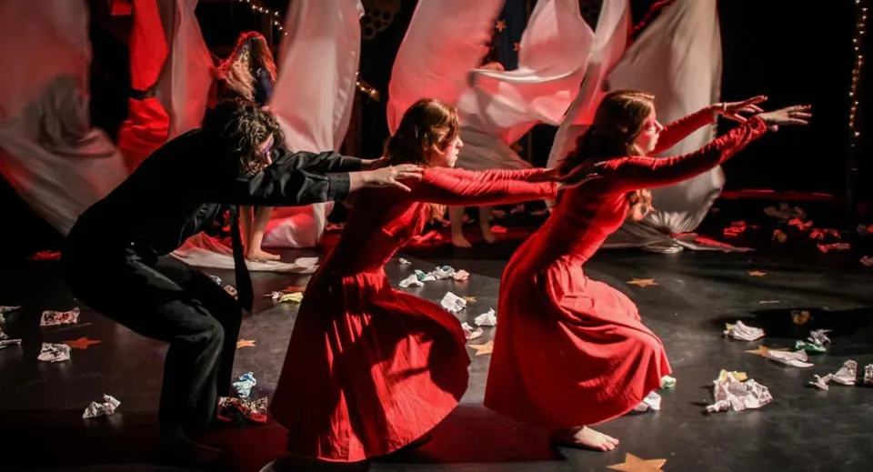 Studenti della Strathmore High School si esibiscono in uno spettacolo di danza flamenco con costumi rossi.