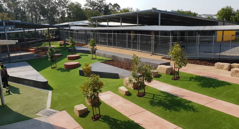 L'area esterna coperta con posti a sedere e spazi verdi nel campus dell'Upper Coomera State College.