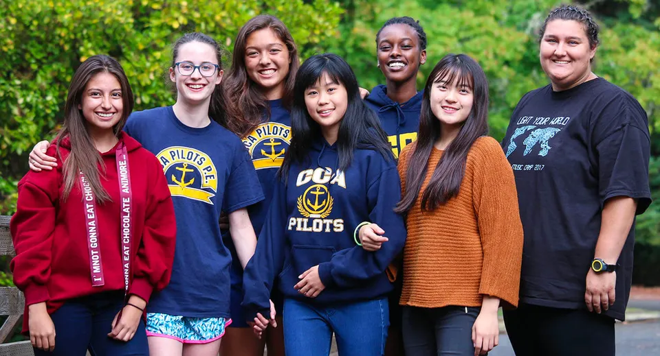 Un gruppo di studenti sorride in un'area verde all'aperto della Canyonville Academy.