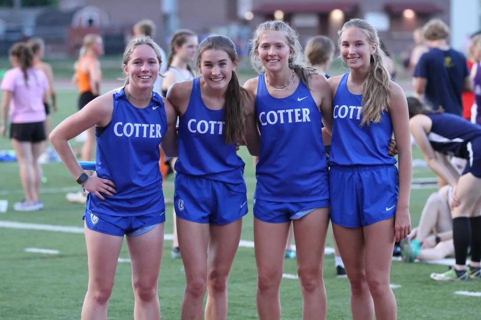 Un gruppo di giovani atlete della Cotter Schools insieme sul campo da gioco.
