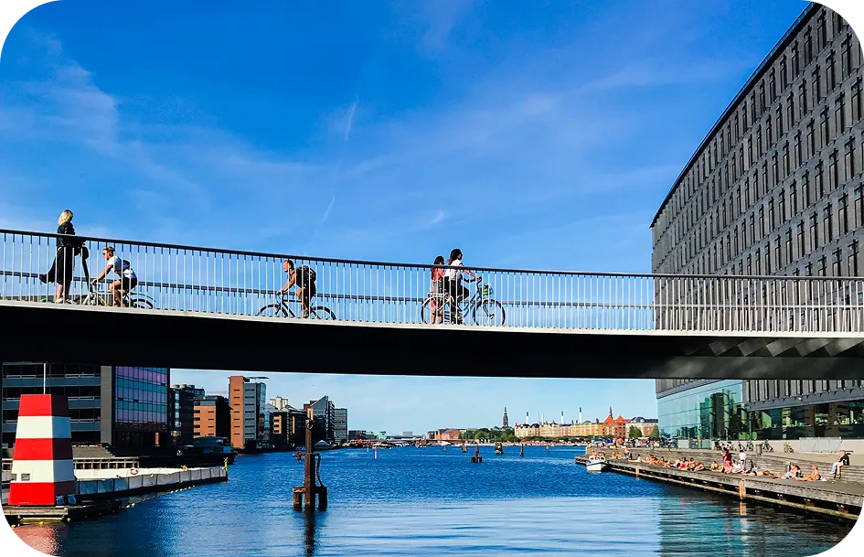 Radfahrer auf einer Brücke über dem Hafen