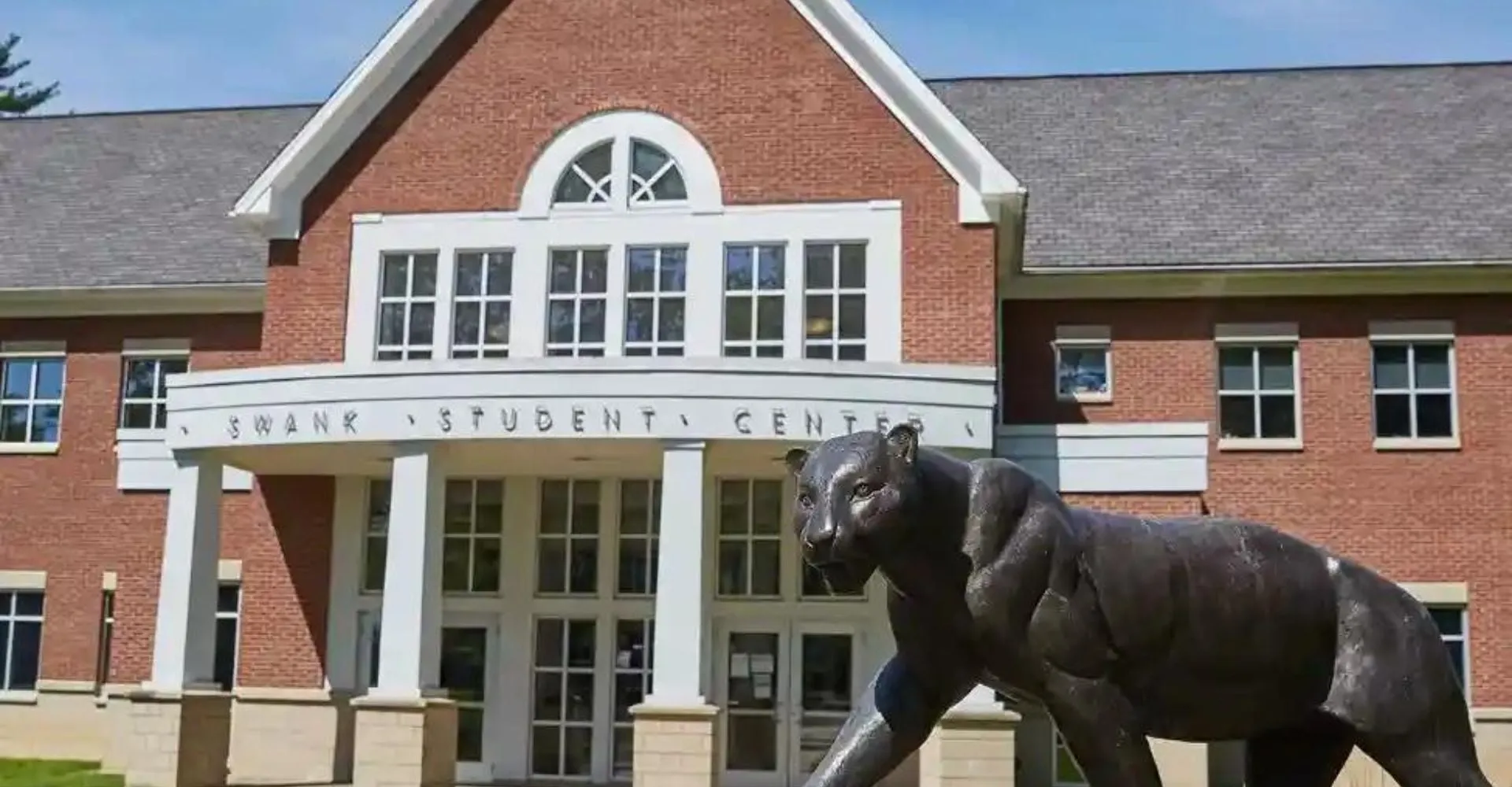 Si vede il Swain Student Center della The Kiski School con una statua bronzea di un cavallo in primo piano.