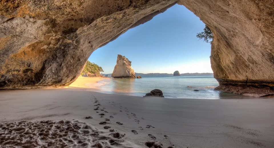 Vista su un paesaggio di spiaggia con un arco di roccia e l'oceano sullo sfondo vicino al St. Dominic's Girl’s Catholic College.