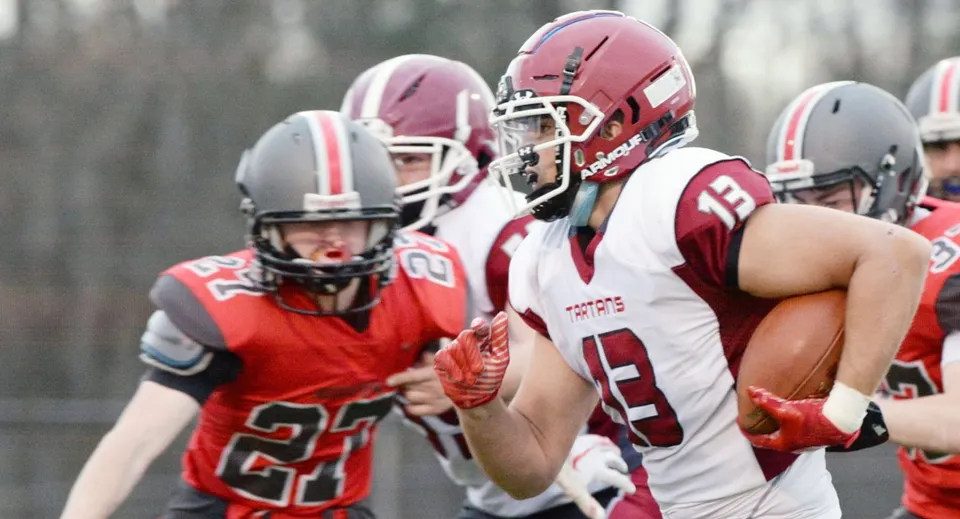 Giocatori di calcio della Niskayuna High School durante un'azione di gioco sul campo.