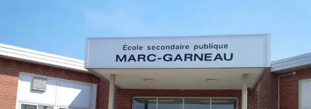 Vista esterna della École secondaire publique Marc-Garneau con cielo blu.