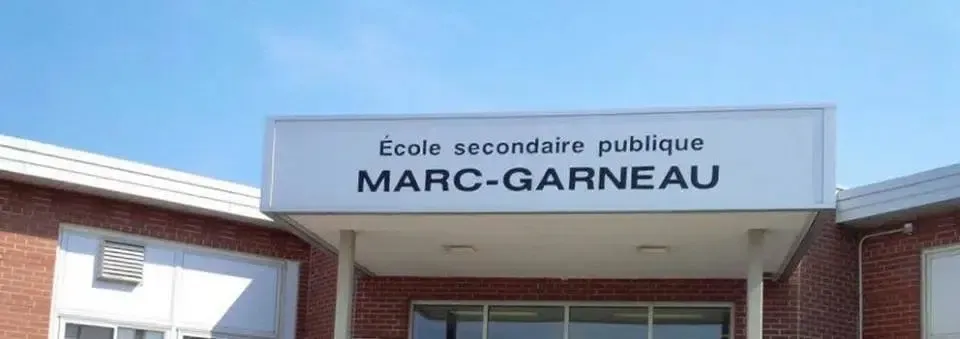 Vista exterior de la École secondaire publique Marc-Garneau con cielo azul.