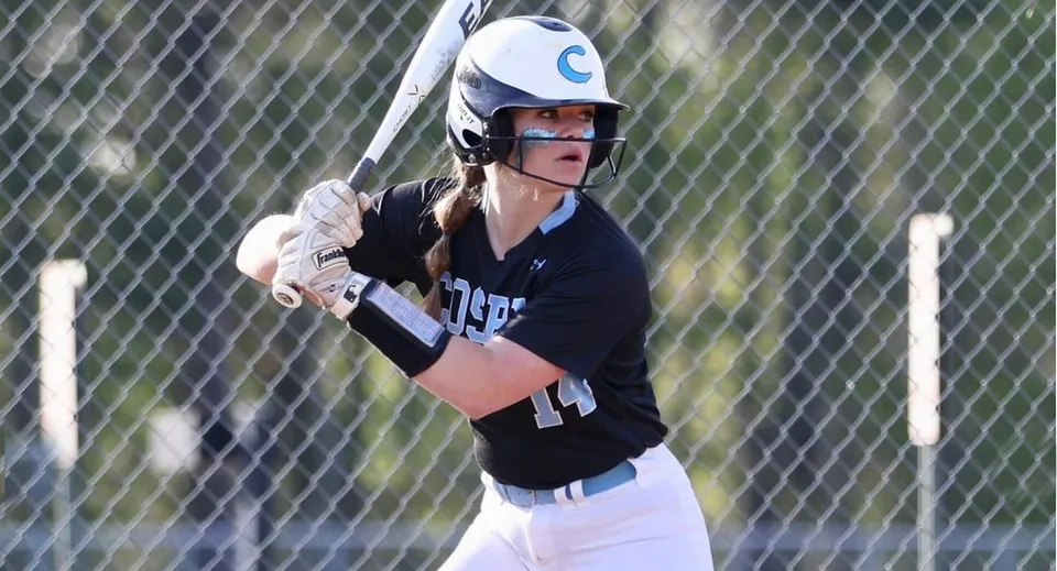 Uno studente del Chesterfield School District in divisa da baseball si trova sul piatto di battuta con una mazza in mano.