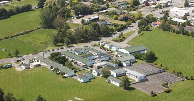 Vista aerea dei dintorni del Blue Mountain College con campi verdi e rete stradale.