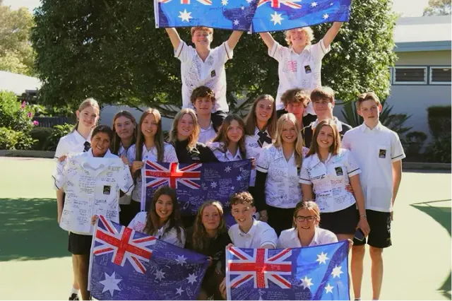 Gruppo di studenti in uniforme scolastica con bandiere australiane