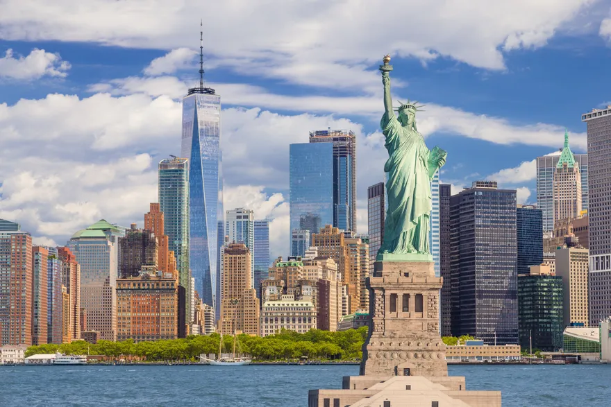 Estatua de la Libertad con los rascacielos del sur de Manhattan al fondo