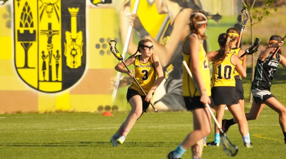 Atlete giocano una partita di hockey su prato sul campo della Bishop Kelly High School.