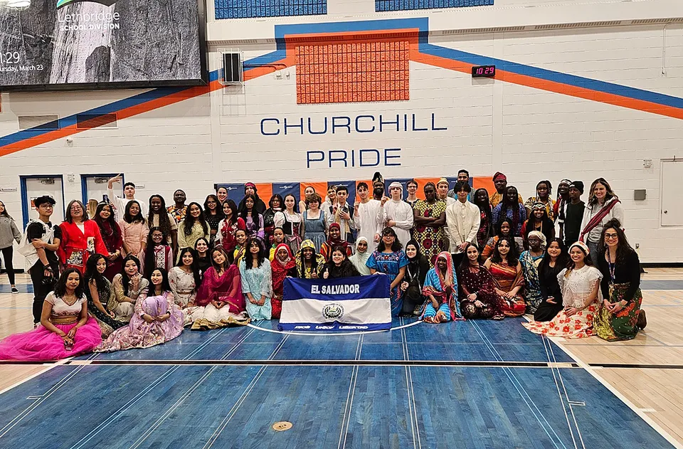 Studenti e studentesse della Winston Churchill High School si riuniscono per un evento Pride sul campo da basket.