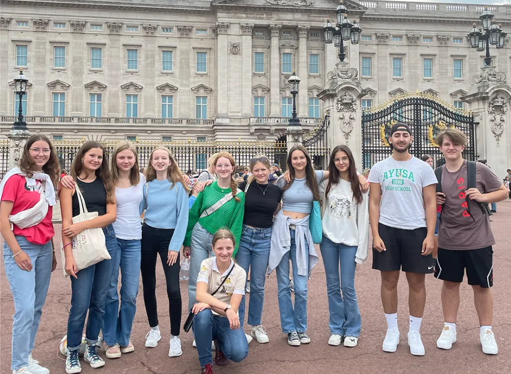 Eine Gruppe von Studierenden vor dem British Museum.