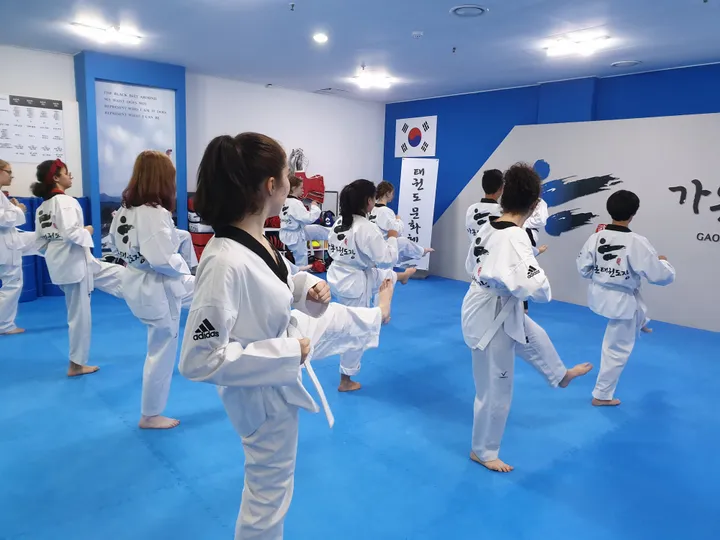 Taekwondo-Training in weißen Uniformen