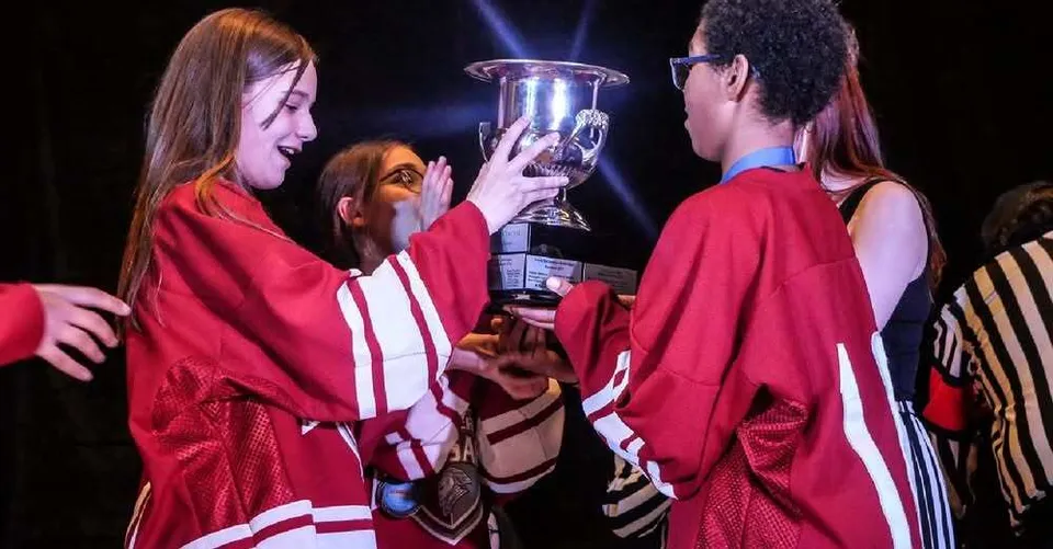Studenti della École secondaire publique Omer-Deslauriers festeggiano insieme il loro successo con una coppa.