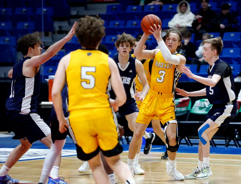 Studenti giocano una partita di basket durante una competizione sul campo sportivo della Fredericton High School.