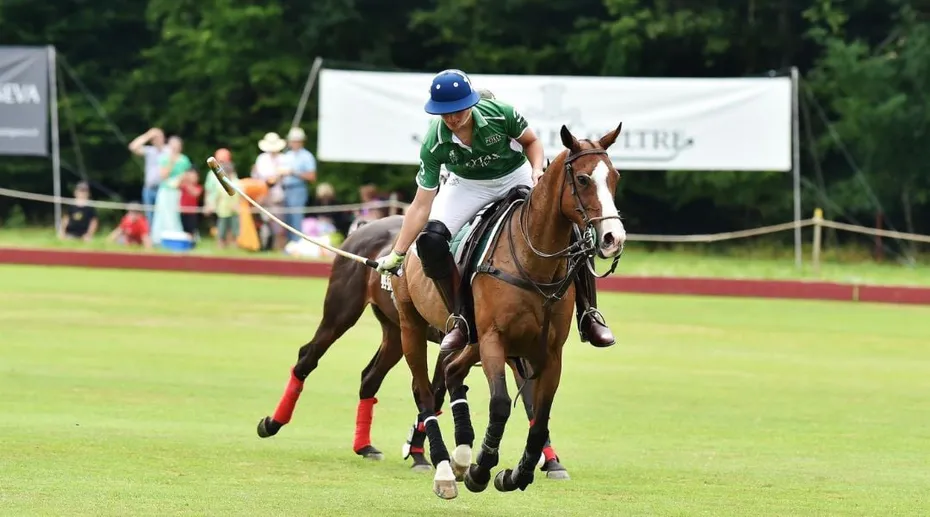 Polospieler mit ihren Pferden auf dem Turnierplatz
