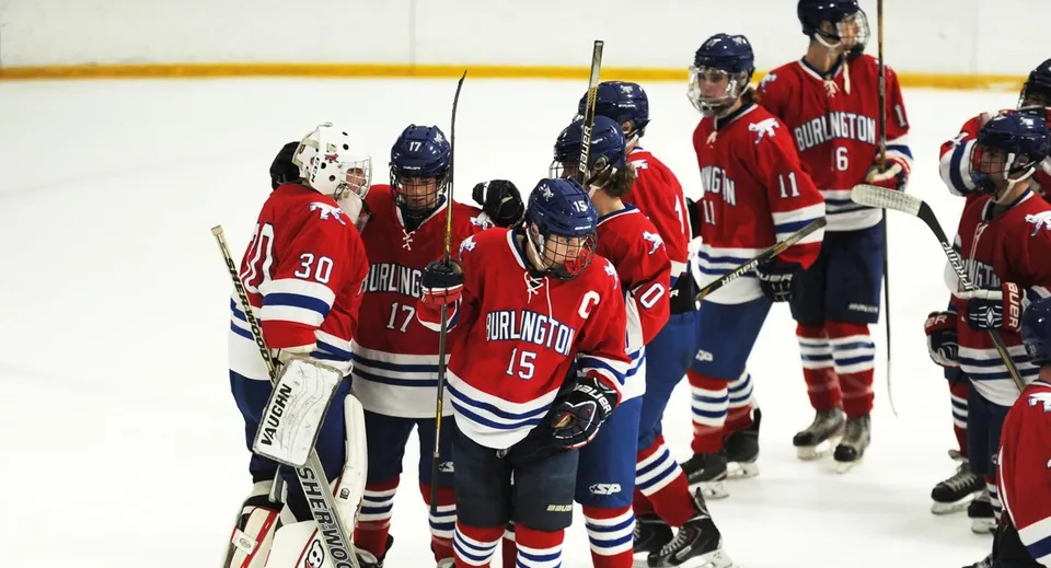 Studenti della W.F. Herman Academy Secondary School giocano a hockey sulla pista da ghiaccio nell'arena sportiva.
